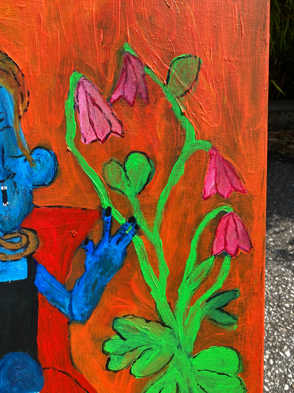 “das Mädchen neben Tisch und Blumen“